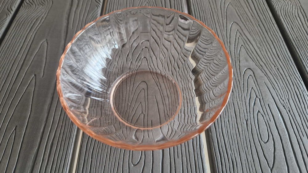 Taça pequena de vidro transparente rosa