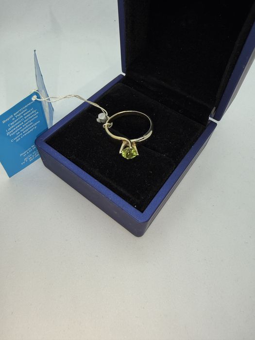 Золота каблучка 585 проби з хризолітом