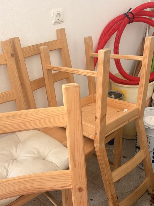 4 Cadeiras de madeira + almofadas