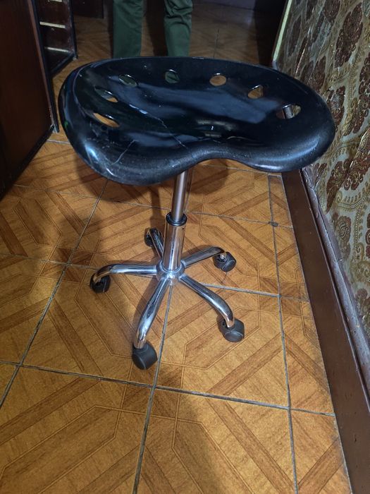 Banco com elevador e rodas