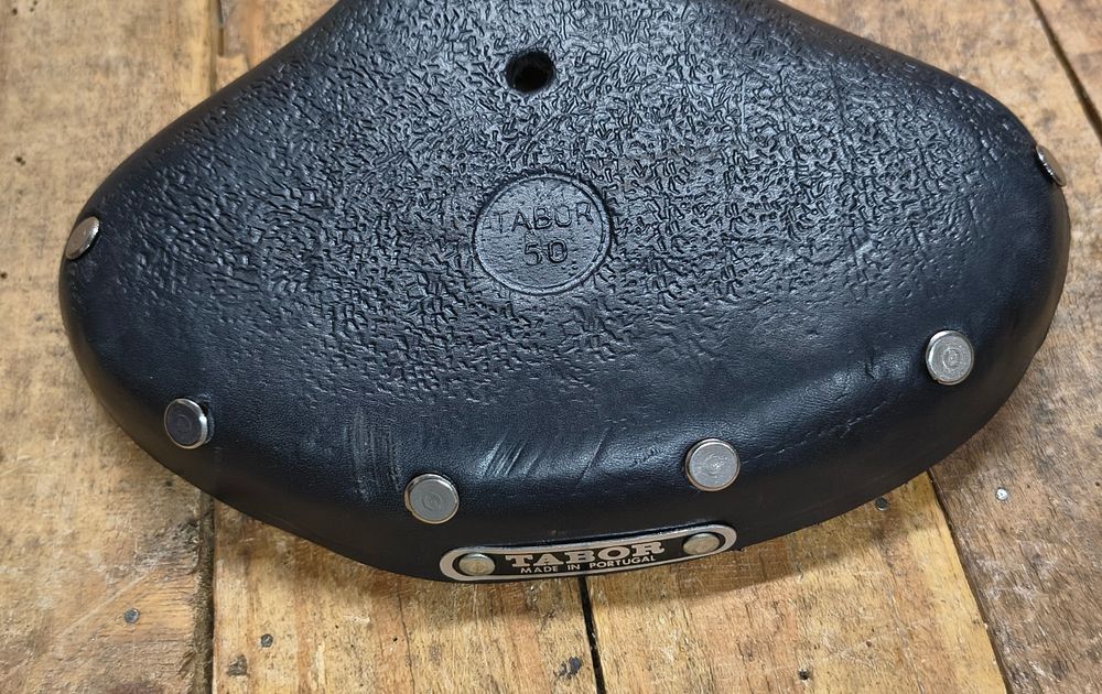 Capa de couro selim Tabor 240 molas NOVA/Pasteleiras/Órbita/Vilar