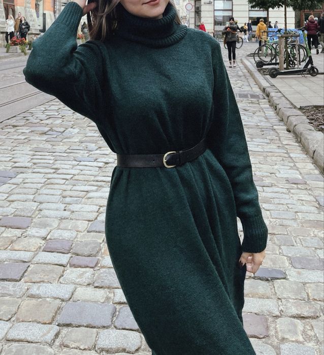 Довга тепла вʼязана зелена сукня