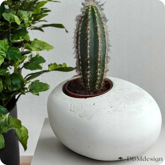 Doniczka, osłonka z białego betonu - nowoczesna forma 2w1