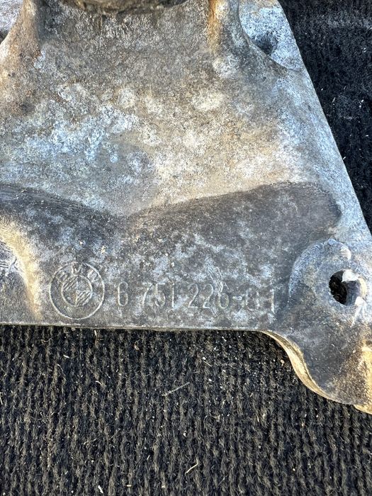 Лапа Кронштейн двигуна  bmw e39 m57 3.0 2.5