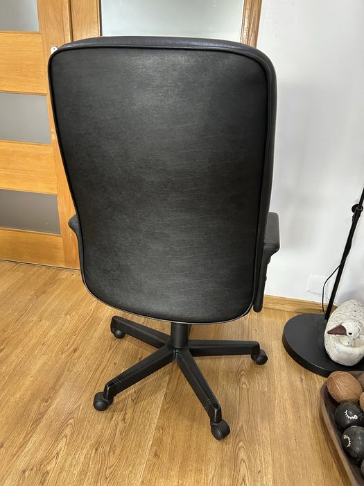 Cadeira de secretaria almofadada preta