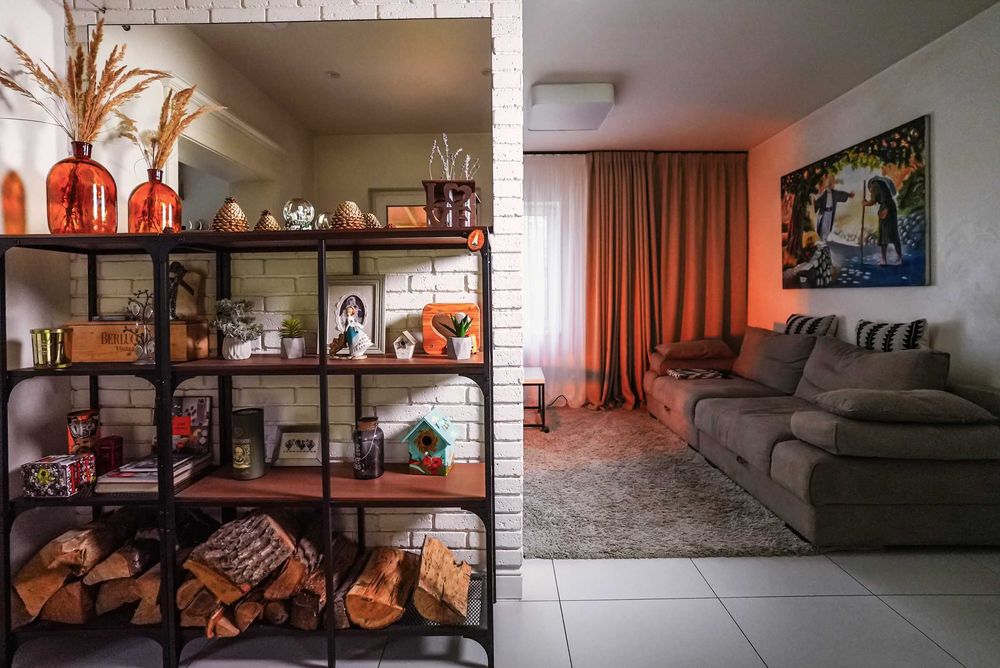 Оренда будинку біля лісу з ванною у спальні, каміном і мангалом.