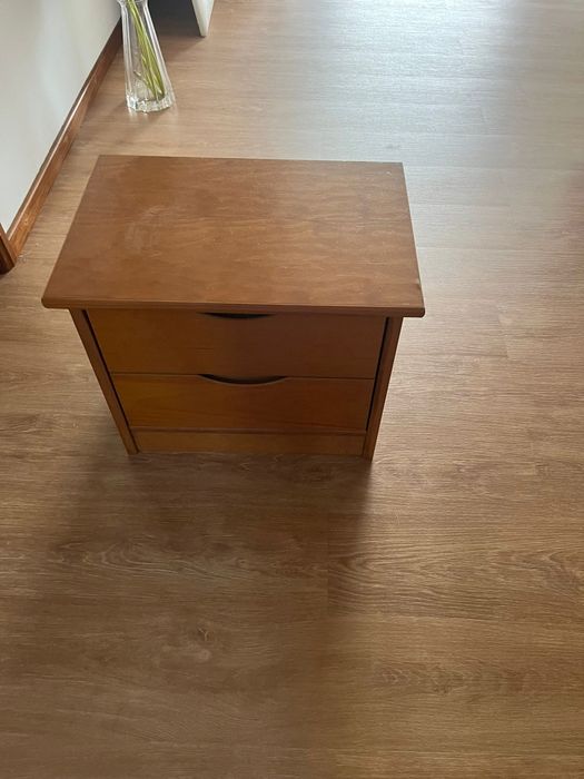 Mesinha de cabeceira camiseiro