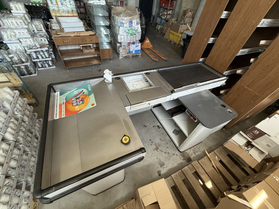 Boks kasowy z tasma i miejscem na przechowanie