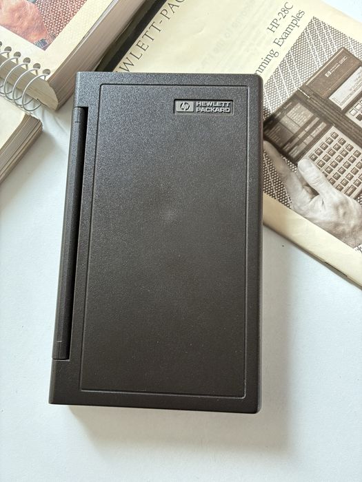 Calculadora vintage HP 28C a funcionar com manuais