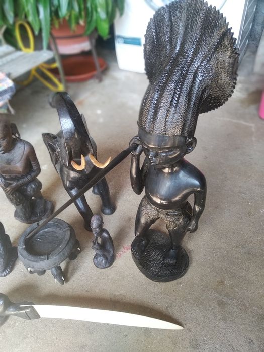 Figuras e ornamentos antigas de indígenas Africanos em pau preto