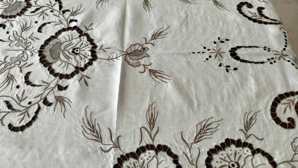 Toalha de linho com bordado da Madeira 230x140 cm- 12 guardanapos