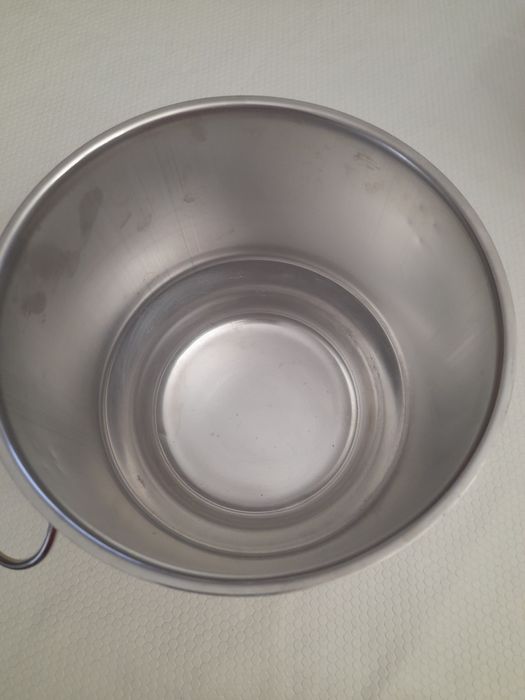 Balde de gelo em inox
Tem 19 cm de diametro e 19 cm de