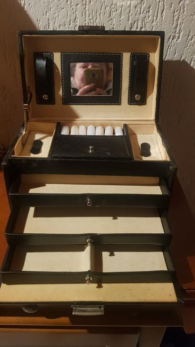 Porta joias em pele (precisa de restauro na divisoria dos aneis)