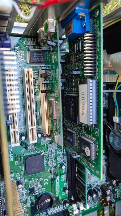 Stary komputer Retro Intel Pentium fw82443lx