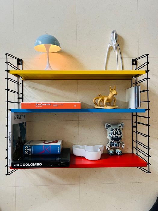 Estante metálica em preto da Tomaso