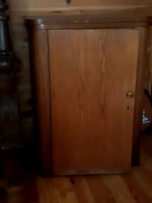 Maszyna do szycia z szafka