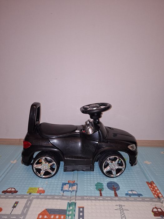 Машинка толокар дитяча