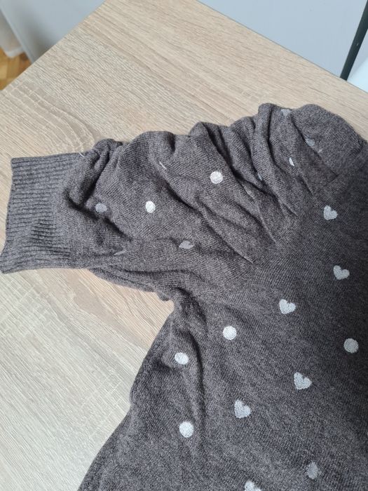 Sweterek z ozdobnymi rękawami, rozpinany, w serduszka i kropki