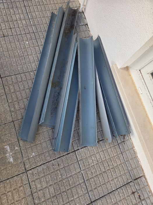 Lote de caleiras em PVC em bom estado.