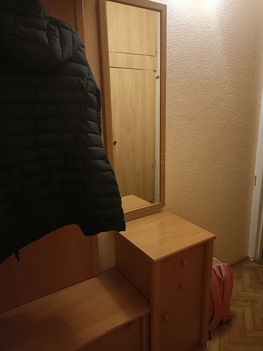 Тумбы,зеркало. Прихожая.