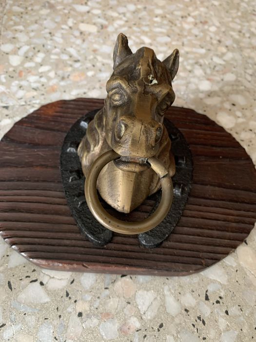 Cabeca de cavalo em latao com suporte de madeira para pendurar