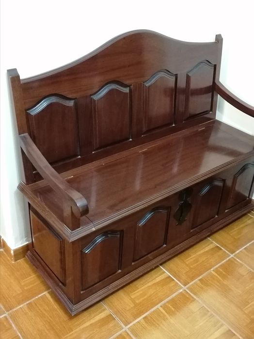 Banco de madeira com arrumação