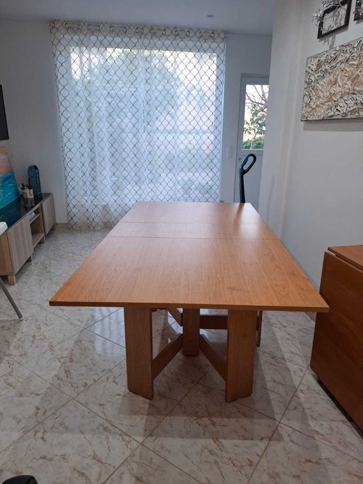 Roupeiro de duas porta IKEA e mesa de jantar