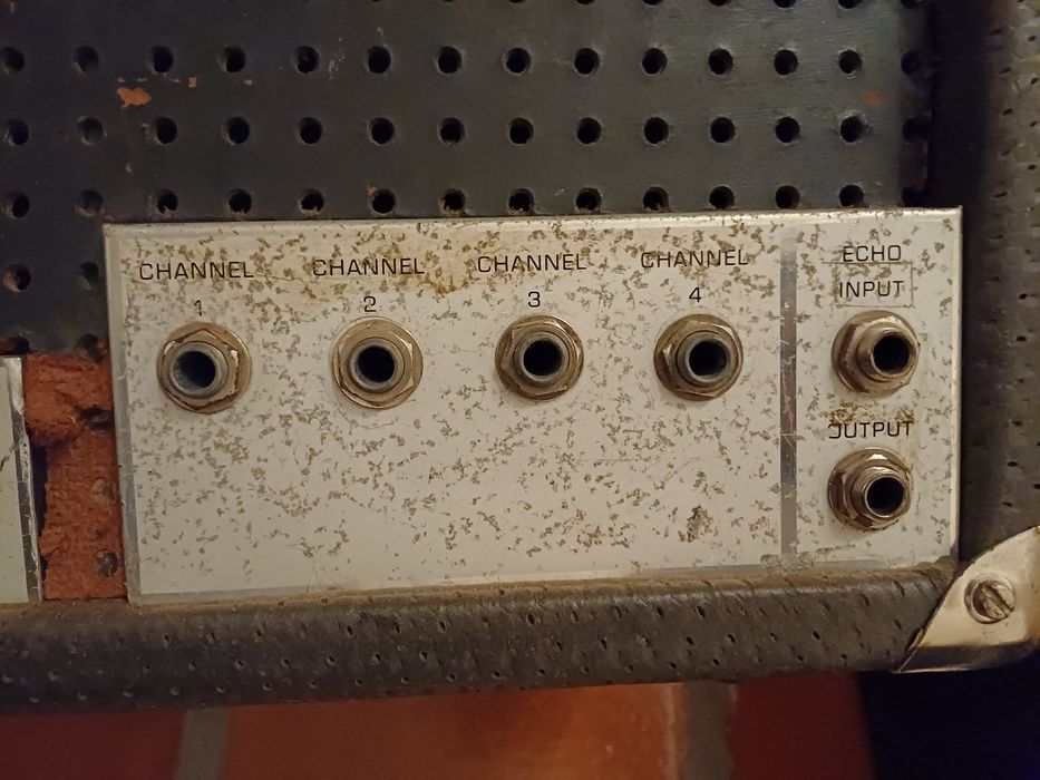 Fender PA 4100X Vintage (Anos 70) – Solid State Series