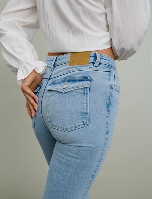Jeansy flare z kieszeniami