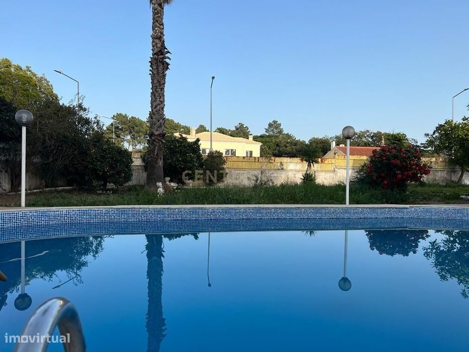 Moradia com Piscina e Terreno com 735m2
