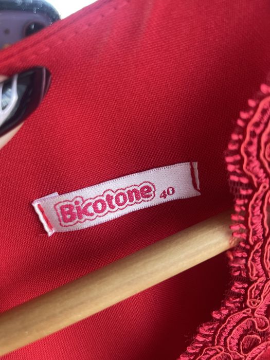 Czerwona rozkloszowana sukienka balowa z koronką elegancka weselna