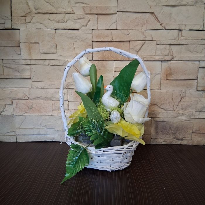 Kompozycja kwiatowa stroik okolicznościowy  Biała kaczka