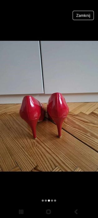 Czerwone lakierowane szpilki