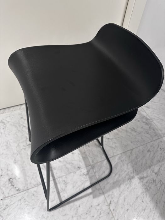 3 bancos de pé alto kristalia modelo BCN preto