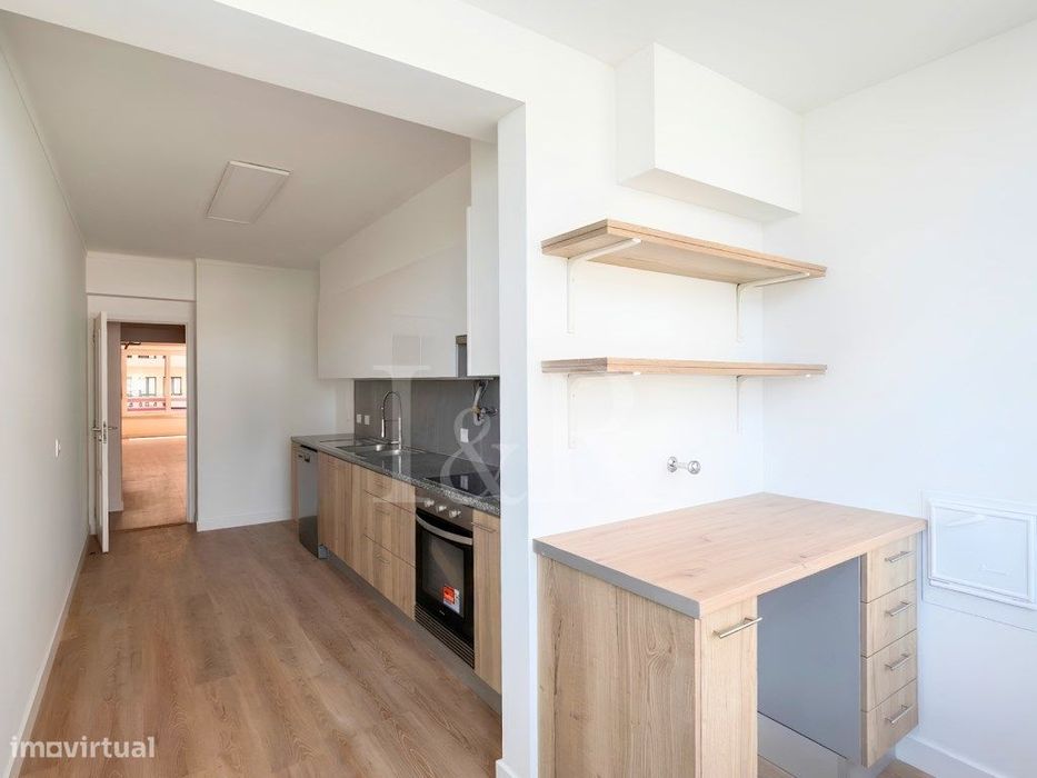 Apartamento T3 com varanda e estacionamento na Estrada da Luz, Lisboa
