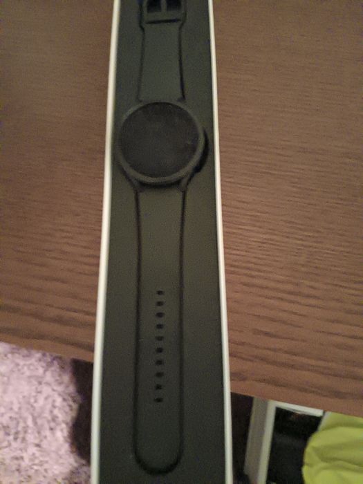 Smartwatch Galaxy Watch 4 z ładowarką.