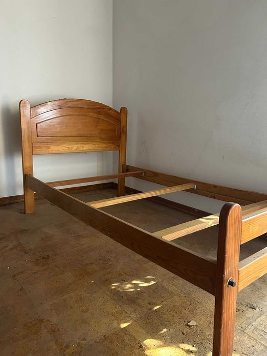 Cama em madeira 180x100m-oferta mesa cabeceira