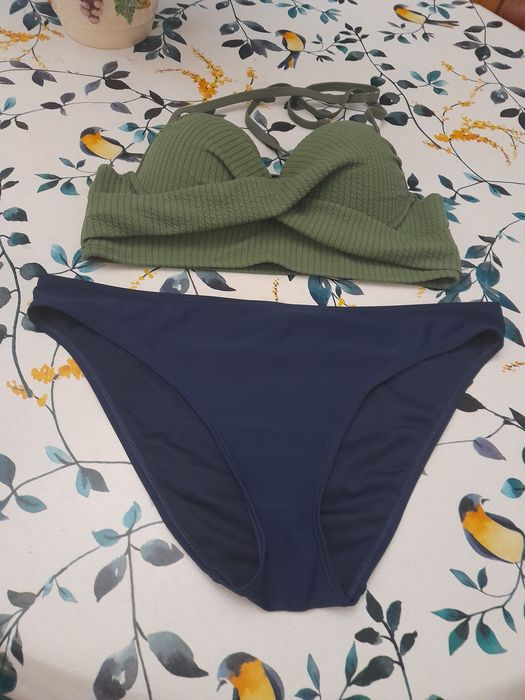 Conjunto bikini verde e cueca azul