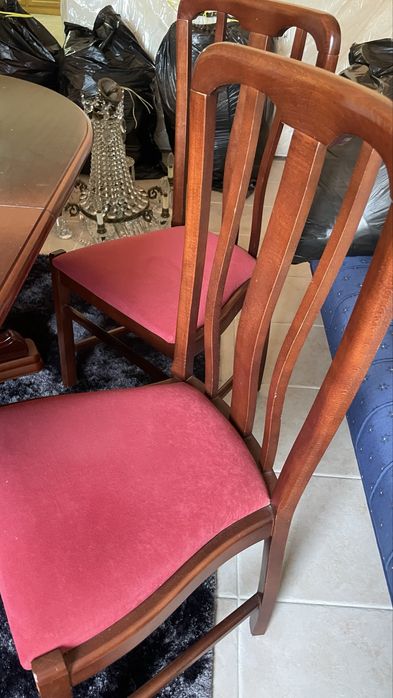 Mesa de madeira com cadeiras