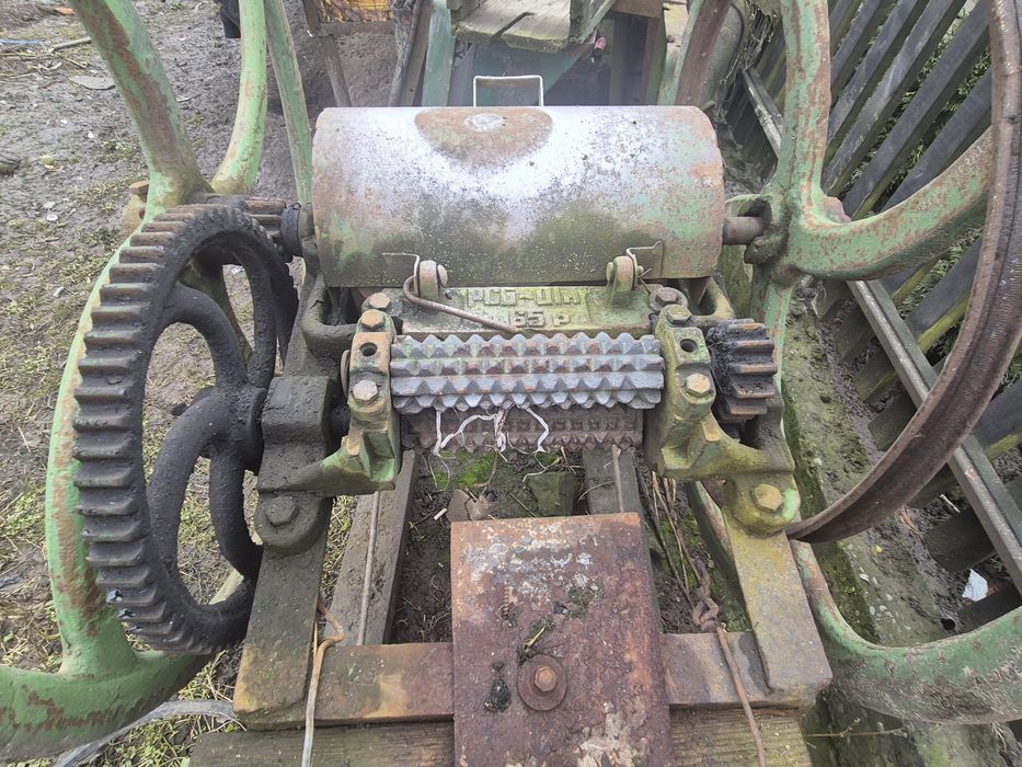 Продам січкарню з мотором.