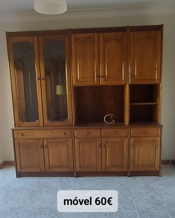 Aparador muito bonito 130€/ Candeeiro 20€/ Sofá 80€/ Espelho 20€/ Móvel 60€/ Mesa de abrir 40€
