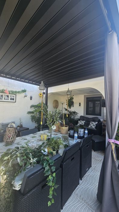 Casa com piscina e zona de lazer e relaxamento e de refeições