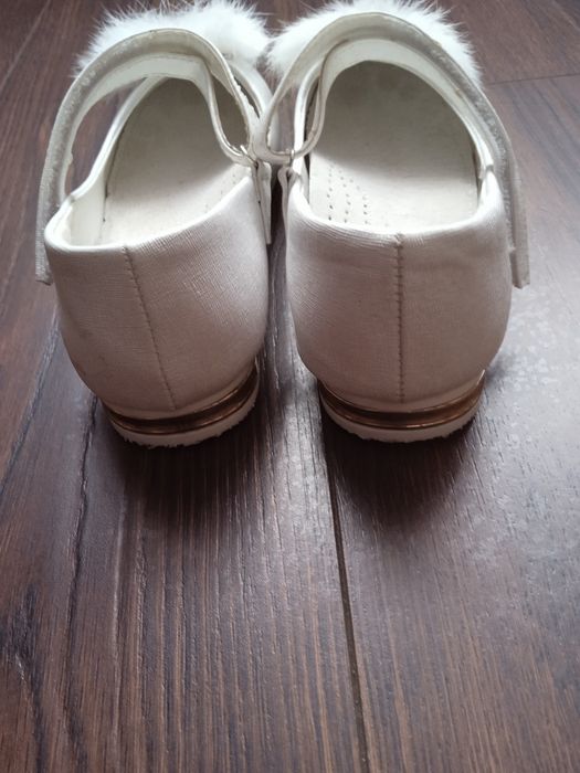 Туфлі для дівчинки.