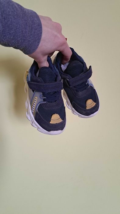 Кросівки весняні