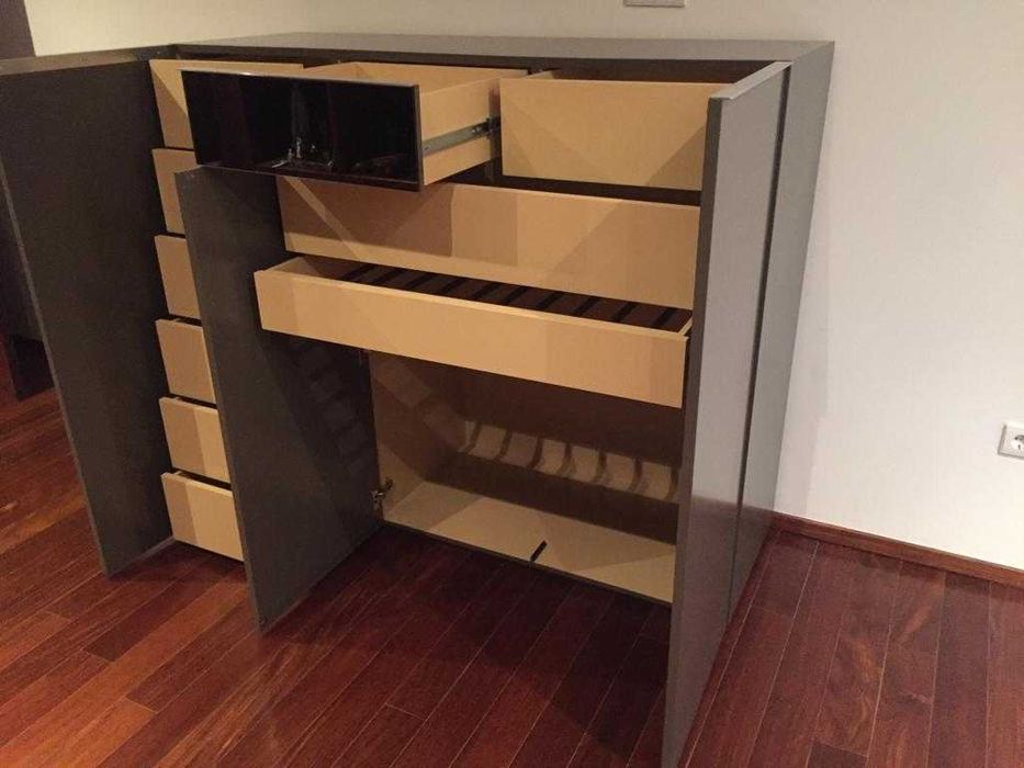 Móvel de decoração com bastantes arrumos.