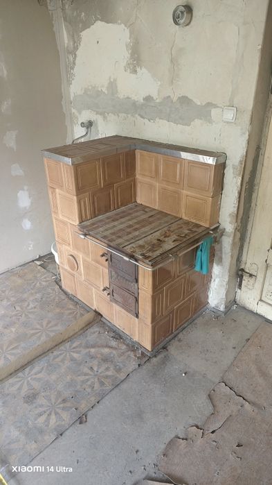 Stara kuchnia kaflowa piec kaflowy ogrzewa i podgrzewa