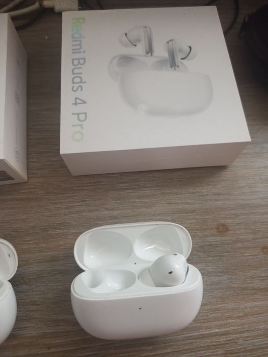 Продаю правый наушник Redmi buds 4 pro