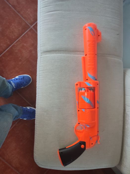 Pistola Nerf laranja com listas azuis
