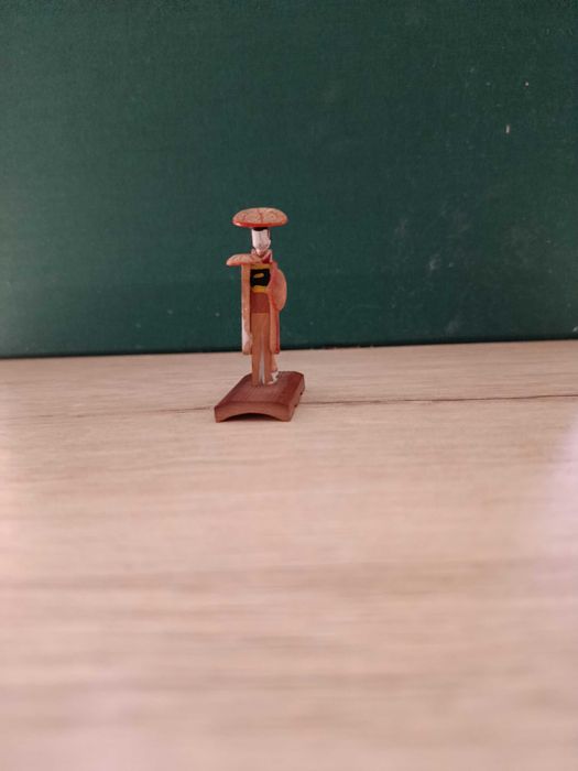 Japonia - miniaturowa,  japońska figurka - gejsza - wykonana z bambusa