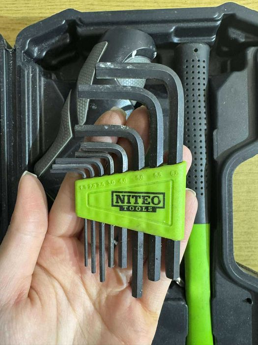 Niteo Tools wkrętak 3.6V + młotek, imbusy, miarka i walizka